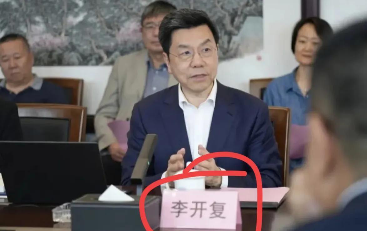 刚刚专门去查了一下不查不知道，一查吓一跳没想到李开复最近悄悄放弃千万