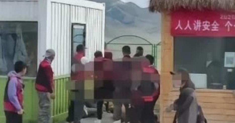 一个月挣几千块钱，你玩什么命啊。赛里木湖，旅游车司机没想到，他和一个验票的工作人