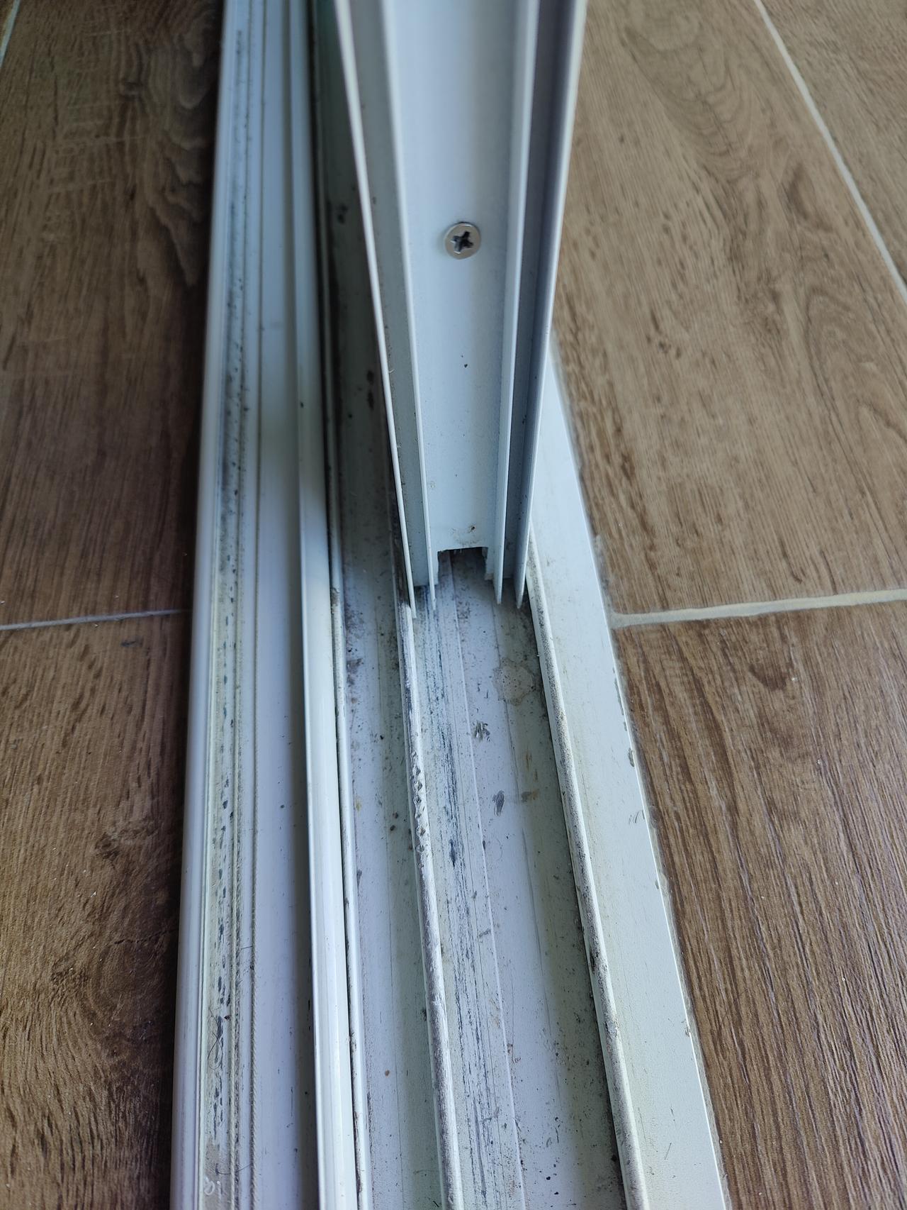 阳台的推拉门死活也拆不下来，有没有大神指导一下哈[哭哭][哭哭]