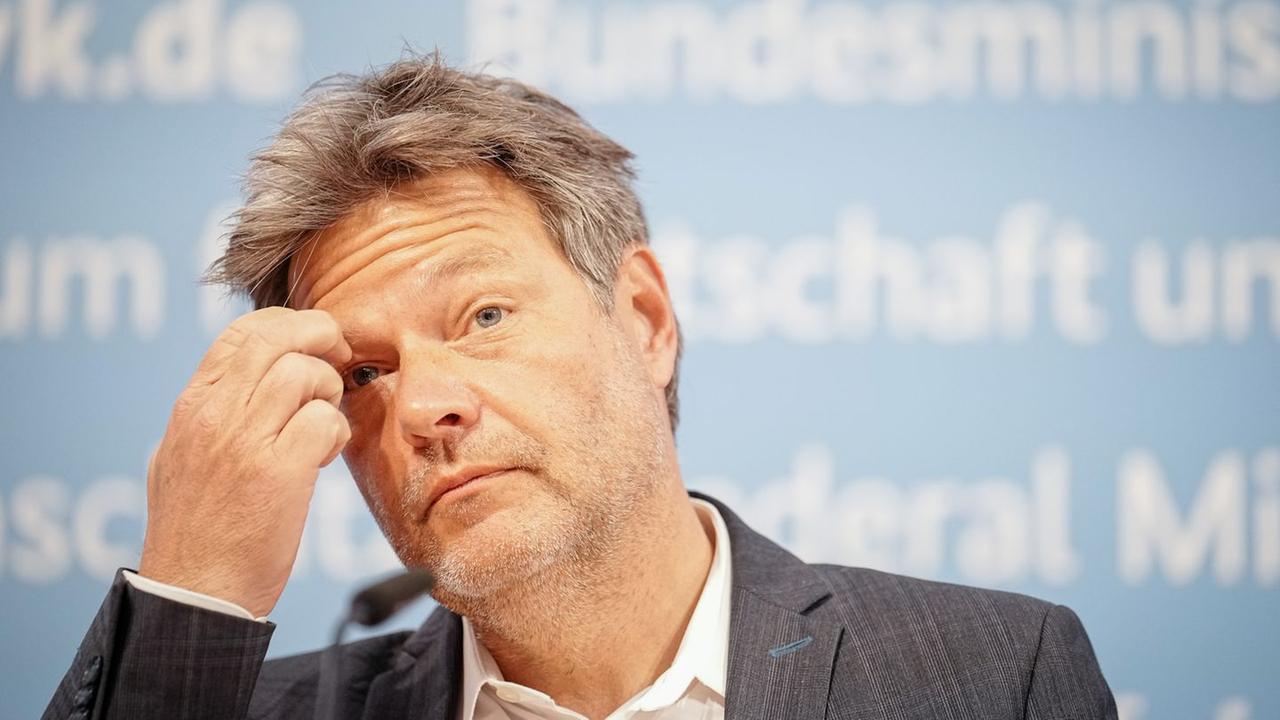 德国工业界突然拉响警报，德国工商大会外贸负责人特赖尔公开担忧德国被卡脖子。 