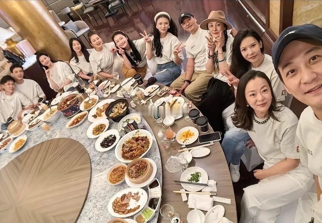 刘亦菲大学同学聚会，感觉她跟别人不是一个图层，这也太年轻了吧​