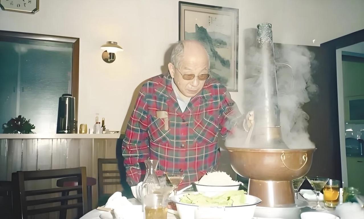 没想到被软禁大半辈子的张学良，87岁的新年家宴连个像样的硬菜都没有！这张1988