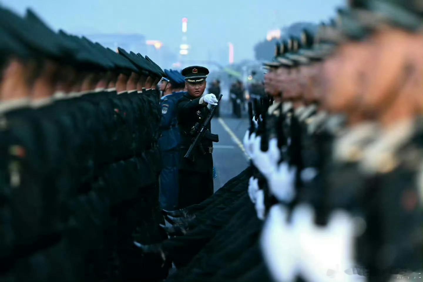 图1到图5是新华社拍的，图6到图10是法新社拍的。感觉这次新华社赢了啊，法新社发