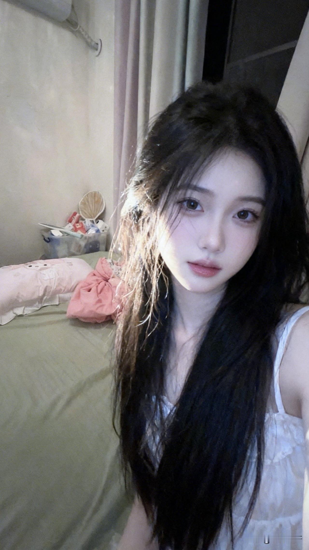 ：夜深人静的时候，当你发个自拍到朋友圈，一定会有人说像个女gui[睡觉]。洗洗睡吧