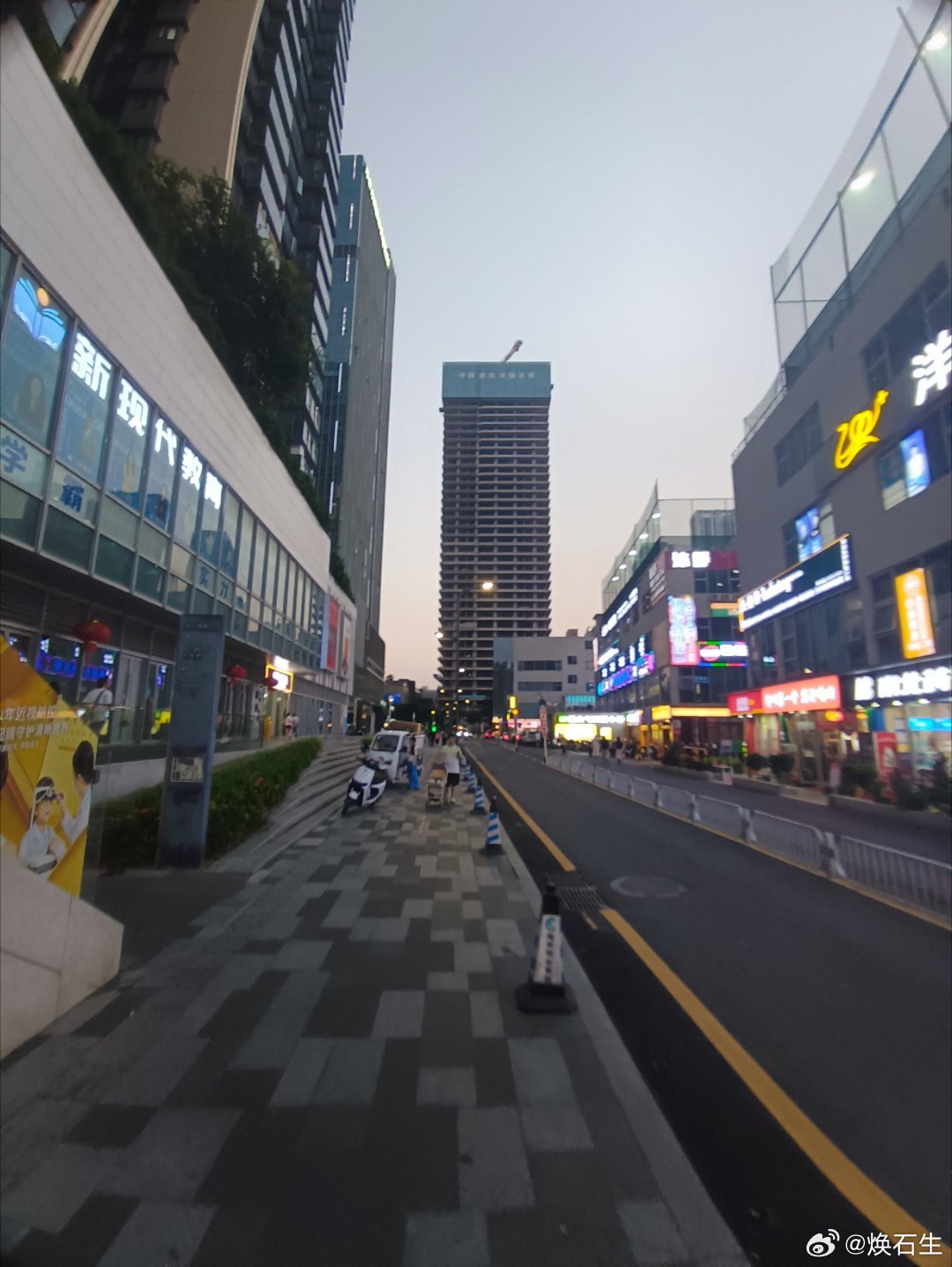 买房会痛恨一辈子2021年，深圳楼市巅峰期，一位年轻人在龙华高位入手一套近千万房产，首付加贷款总额超