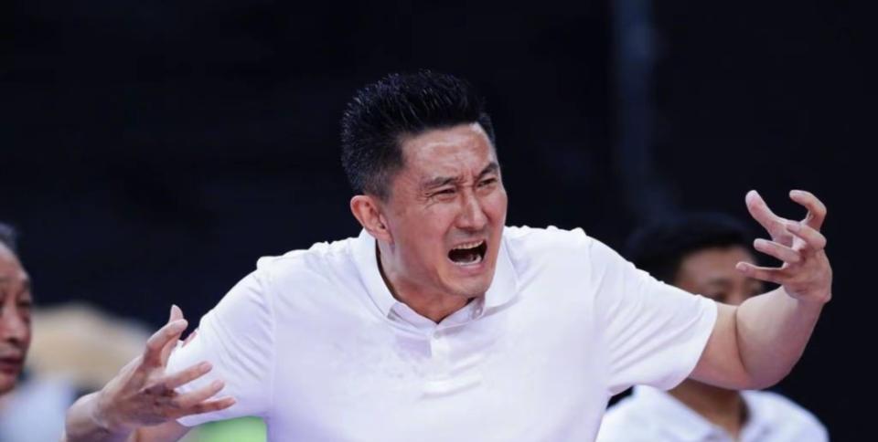 广东男篮的主教练杜峰极为聪慧，俱乐部也在不断加大投入，朱芳雨总经理得以有机会签下