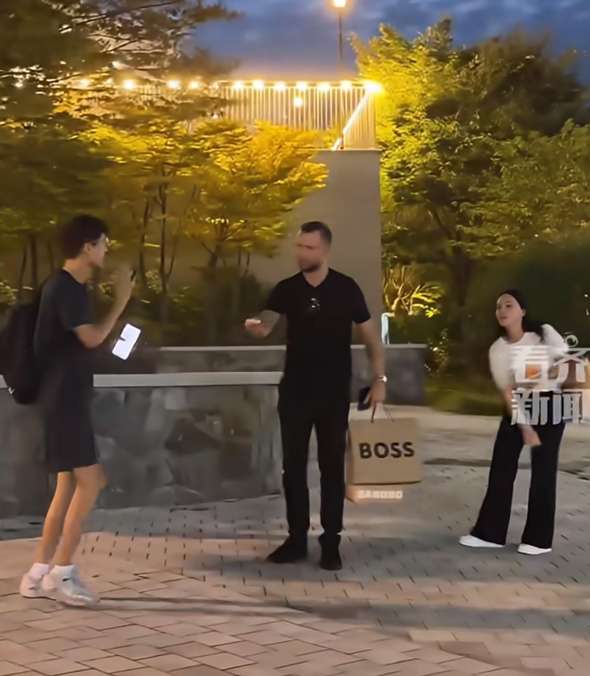 中国游客在韩国捡到一个手机，失主是一个爱尔兰人游客捡到手机之后，联系到了失主