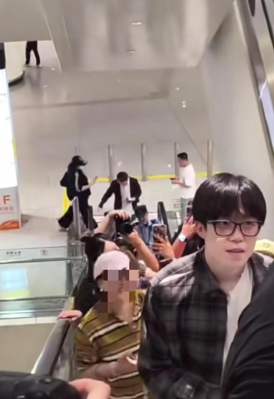 国乒顺利返京，莎莎走VIP通道，出勤老师又被代拍围堵。澳门冠军赛圆满结束