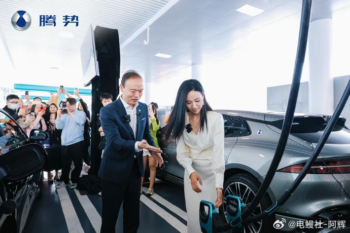 3月13号，腾势Z9GT迎来了全国首台交付，这台车是峡湾绿配色，也是全球首批搭载