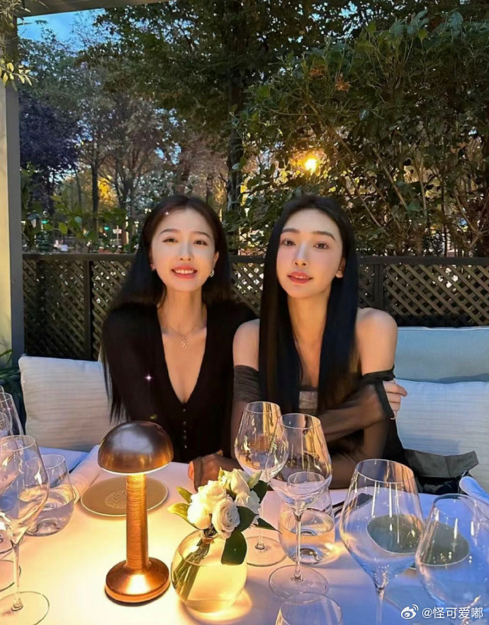 看到这合影突然明白易梦玲闯荡娱乐圈的勇气是怎么来的了