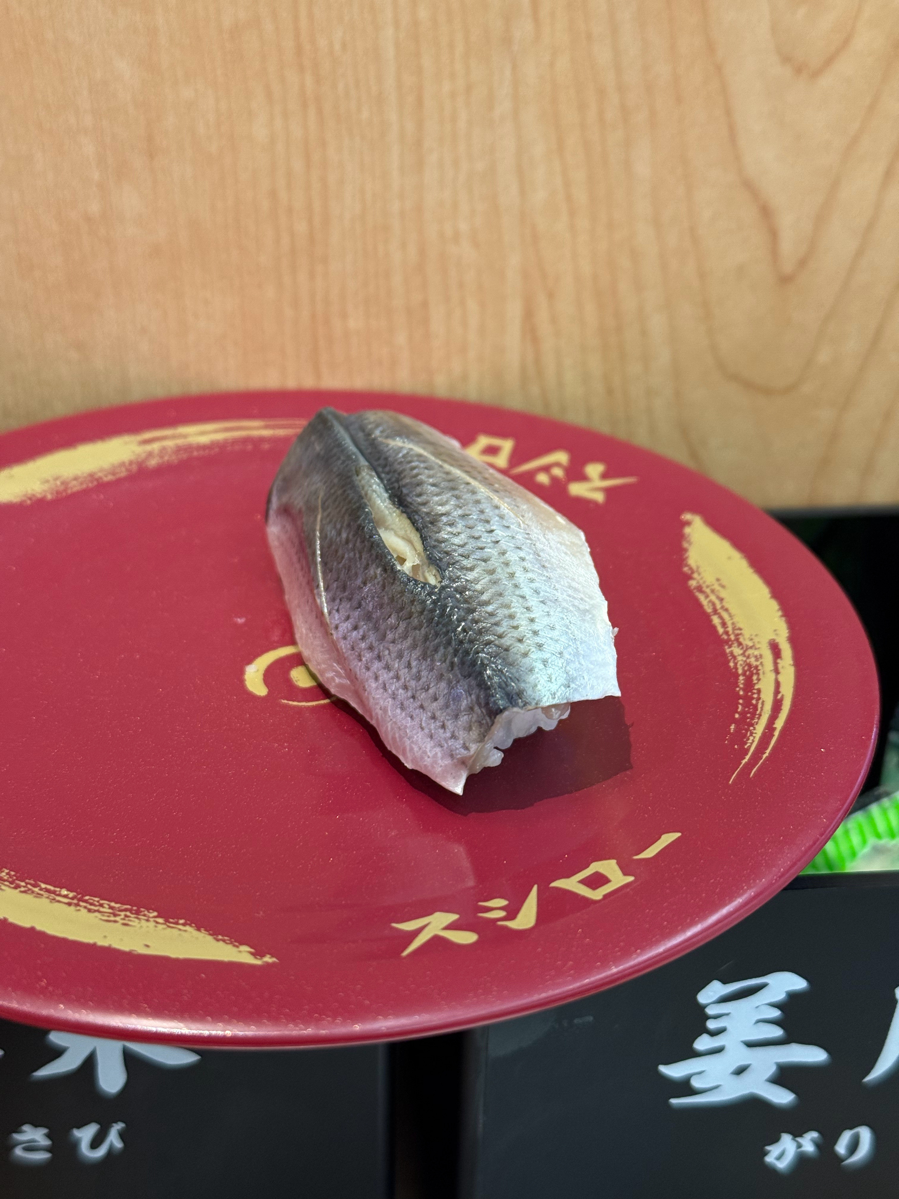 昨天去吃荟聚特别火的寿司郎，排了三个小时队，简直是难吃到姥姥家了。尤其是这个小肌