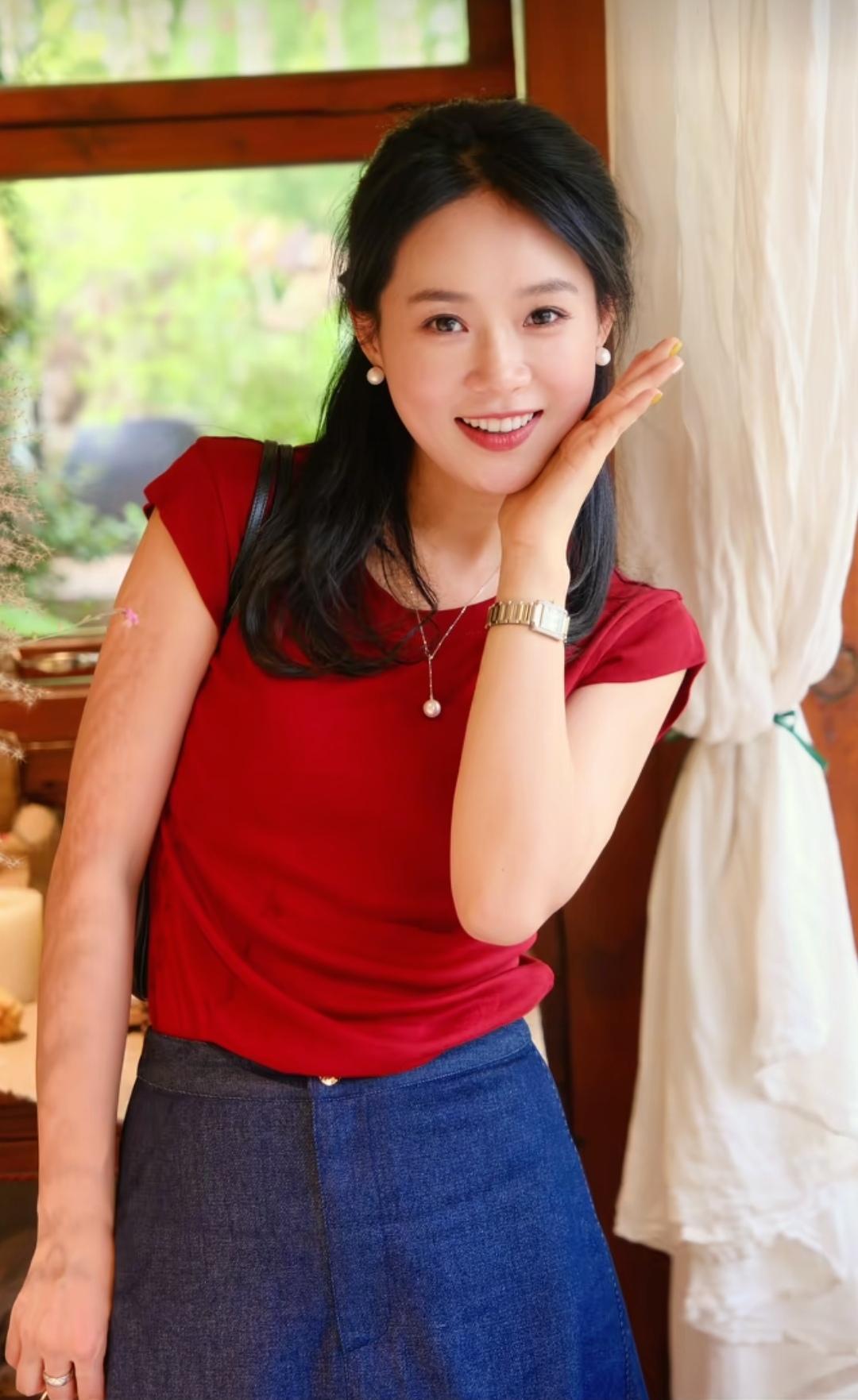 红装自带喜气，开心招来福运。光彩照人的佳人分享生活随手拍晒出美丽身影