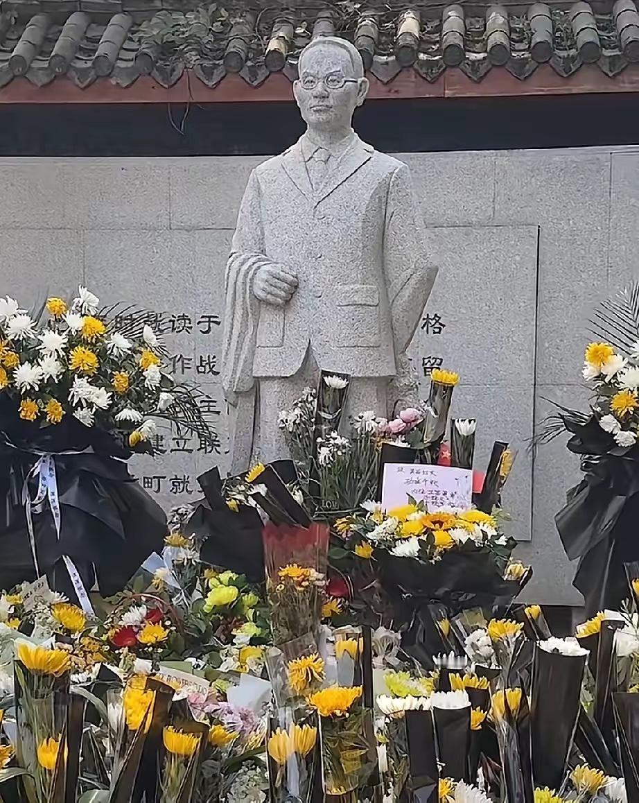 吴石将军的墓前，来了一位陌生的中年男人！一盒中华烟，一瓶茅台，一束鲜花，外加