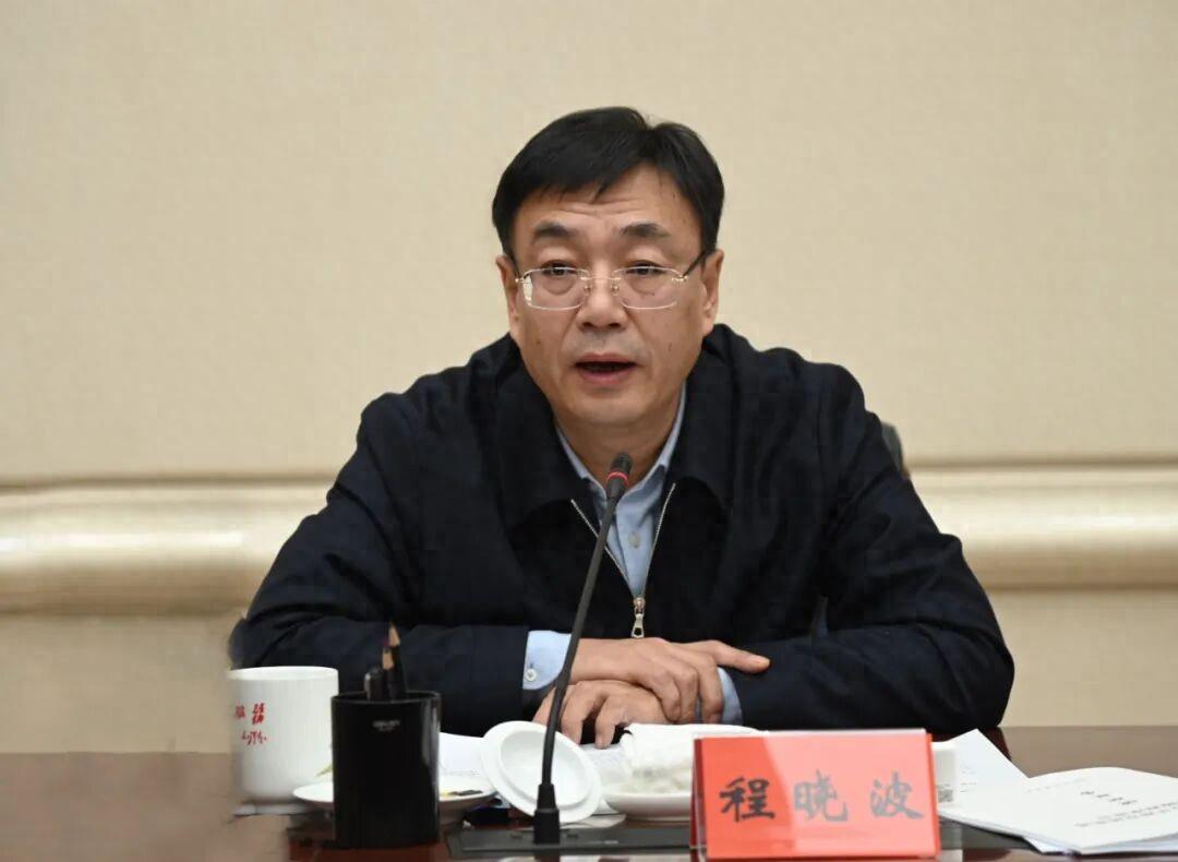 这是一只真正的大老虎，危害特别大，查处非常及时。一是程晓波1972年出生，今年才