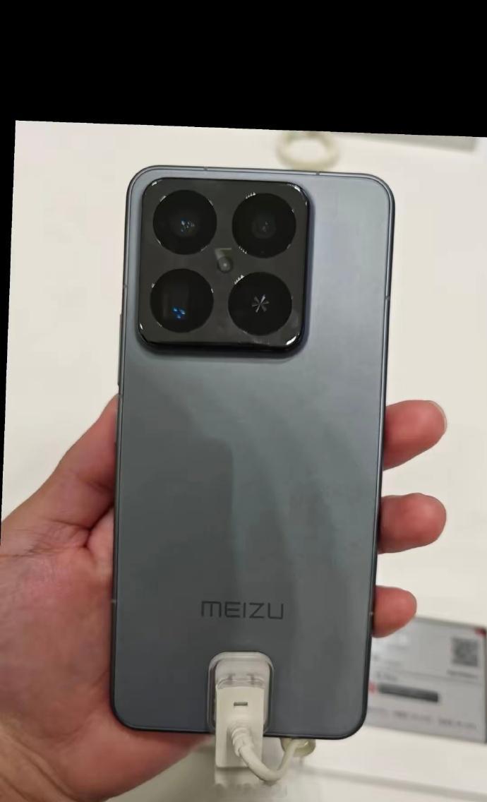 网传魅族22的背面设计，左上角方形Deco，镜组采用火箭炮筒的排列方式，如