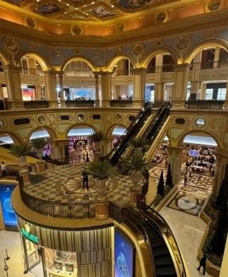 澳门赌场有个耐人寻味的现象：要是你运气好赢了2000万，想揣钱走人，赌场大门