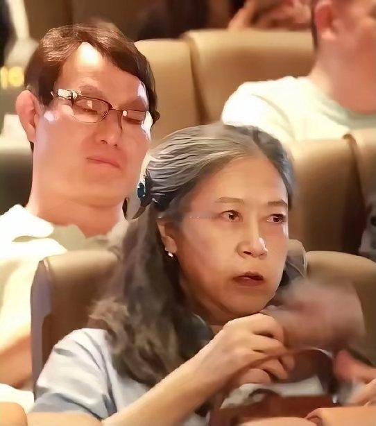 周星驰的姐姐周文姬拿着功夫女足的牌子，名字很有文化他们的爸妈绝对是文化人，这种面