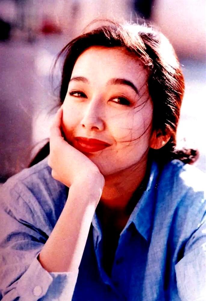 女儿28岁还不结婚，身家过亿的江珊愁得睡不着。她推掉所有工作飞到美国，掏出