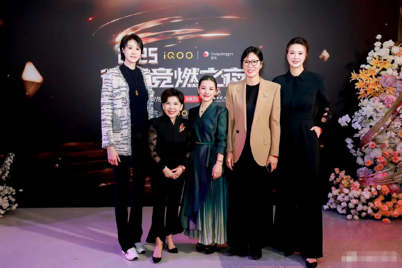 就问主办方咋想的，求邓亚萍此时心里阴影面积。难得一见的一张合影，女排大长腿们