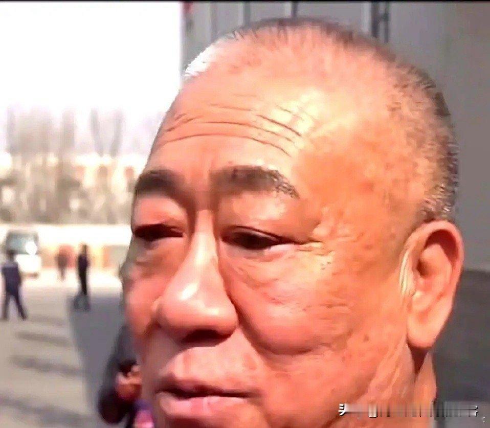 那个发了6000万奖金的老板崔培军，镜头前叹了口气，说年会差点就取消了。不是公司