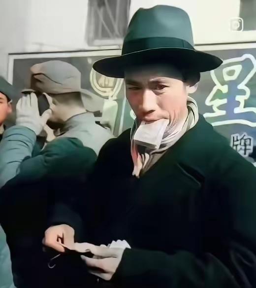 1949年的上海滩，局势动荡，有钱人各有打算。丁永福看得明白，果断散尽家财，把南