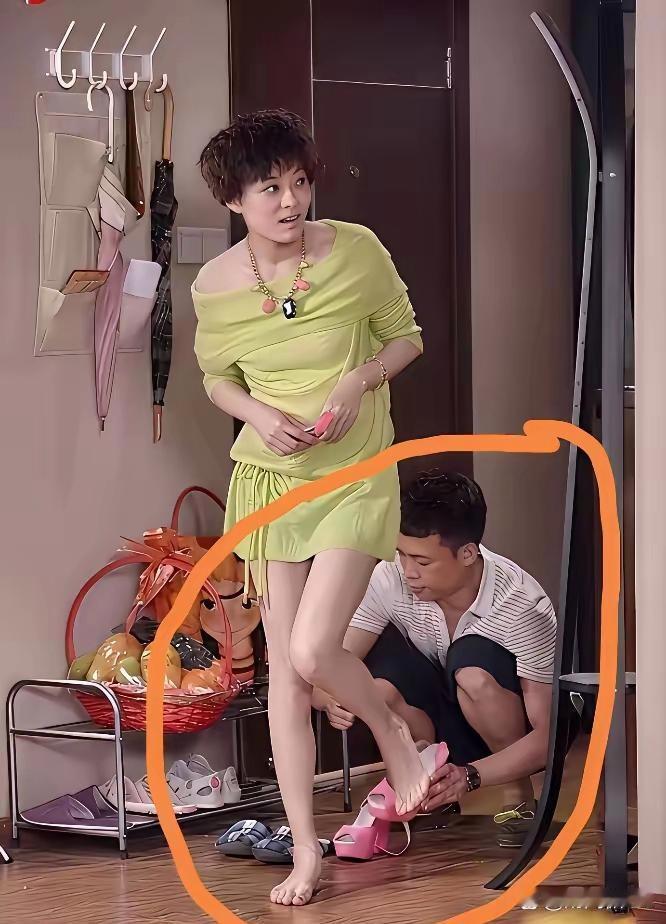 张译给孙俪脱鞋，一句话没说。手上的动作快得像解自己鞋带。镜头就对着那双手。没