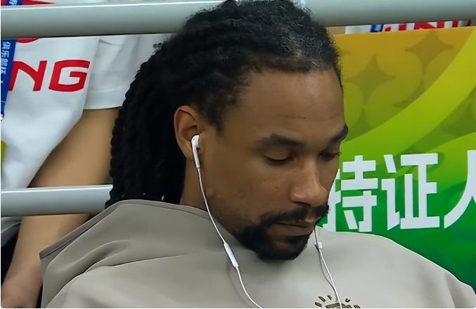 广东队一人在替补席低头玩手机，解说嘉宾怒批：你虽然打不了比赛，可得要给球队加油啊