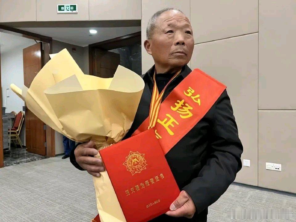 12月24日浙江见义勇为表彰会，72岁的邵瑞父亲替儿子领奖。邵瑞生前是戍边上尉参