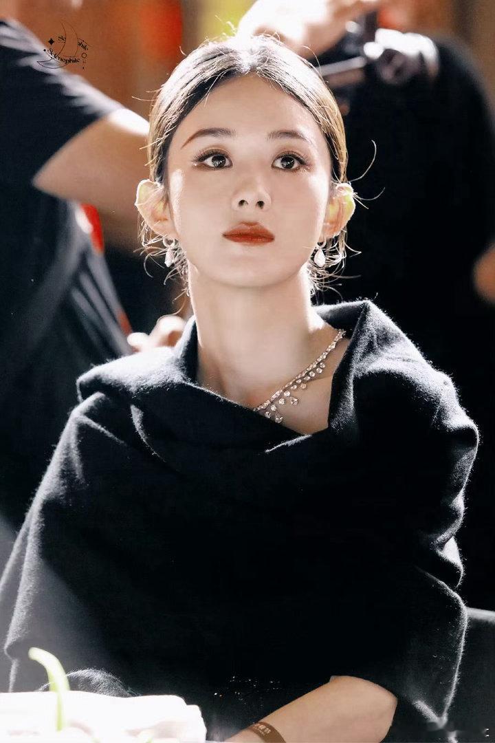 是努力大方美丽的赵丽颖，一步一个脚印，很踏实～​​​