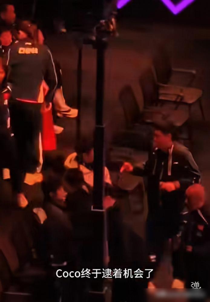 比赛刚结束，邱贻可猛地拉住孙颖莎聊了半天，谁都没敢打扰！三年前她孤身一人在