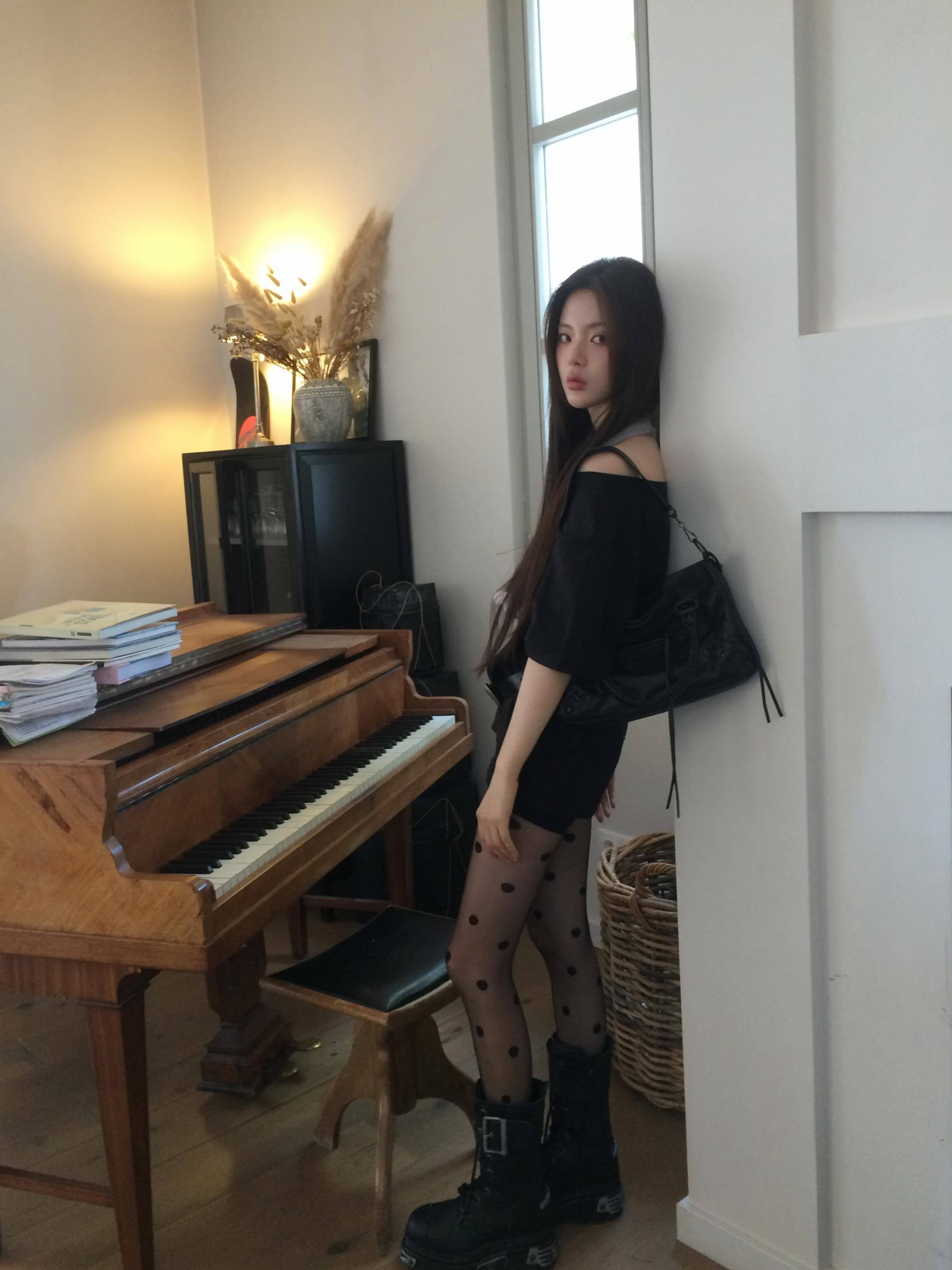 杨超越平时可以穿各种各样的鞋子的想穿厚底穿厚底，想穿薄底穿薄底，到了今天是太阳雨