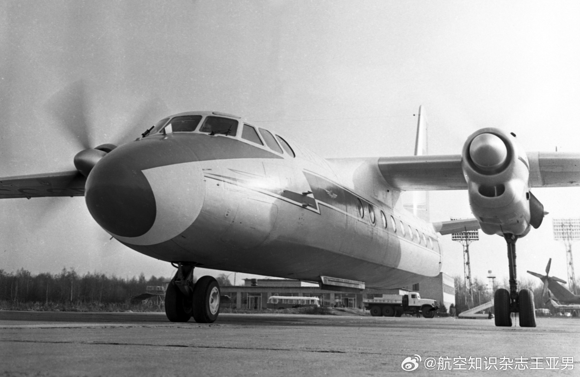#航空创作计划#一款飞机服役六十年还在继续用，本身不是大问题，但一架飞机作为商