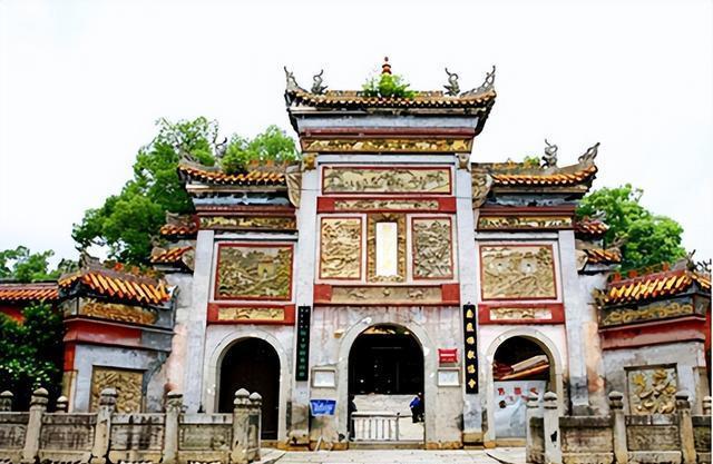 民国至新中国成立初期，佛教凋敝，亟待重整，一位百岁老人却站在了时代的风口浪尖。虚