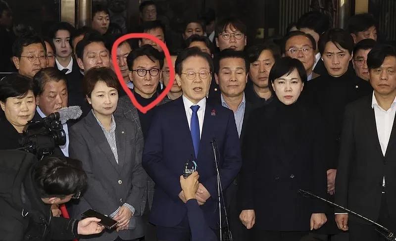 去年跟在李在明身后的金民锡终于迎来他的出头之日，李在明选定他当新一任的韩国总理。