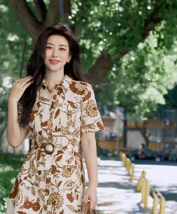 朱珠户外漫步美照曝光印花长裙尽显优雅气质
