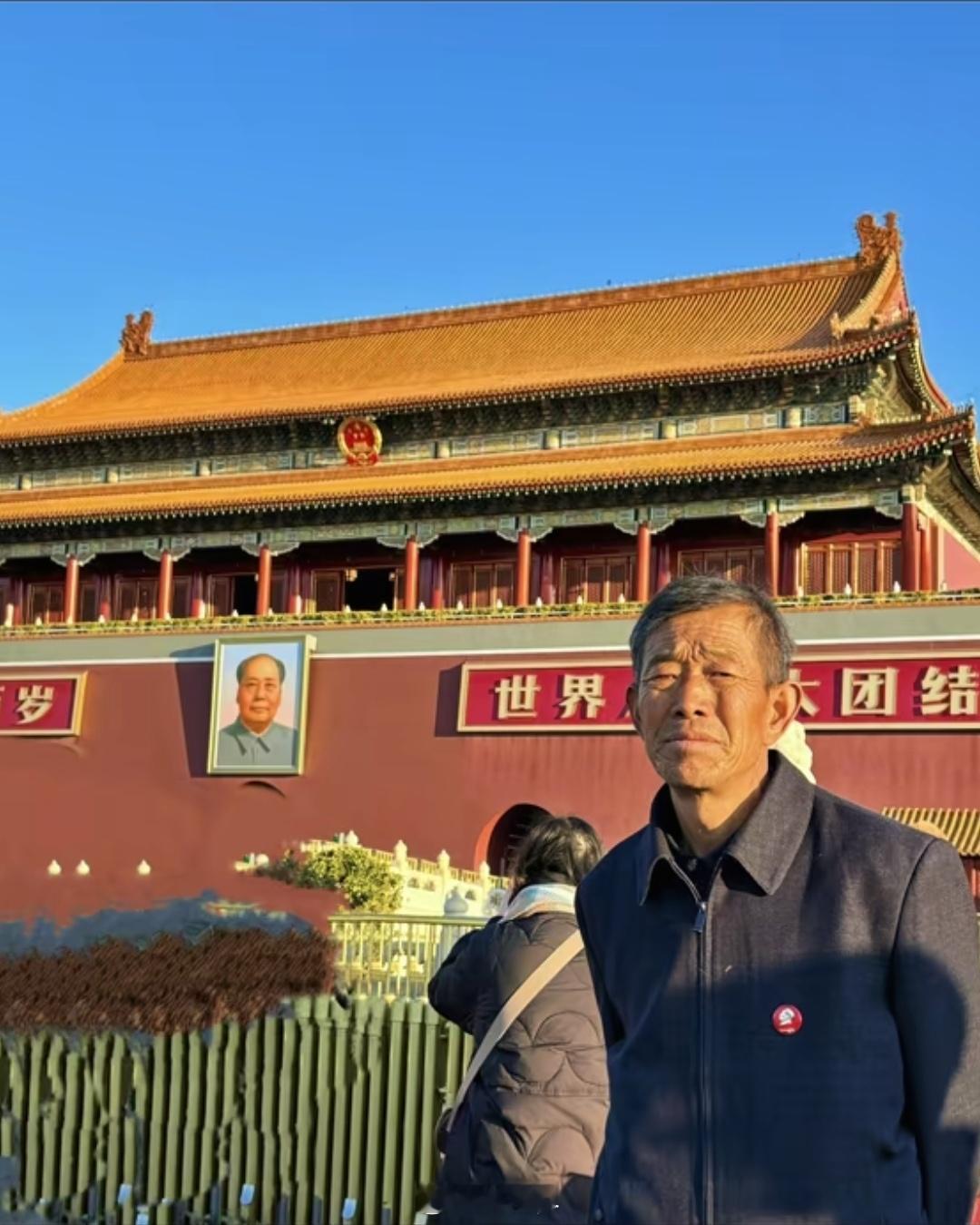 看到一个陕西博主纪录她父亲圆梦北京的全过程。她父亲是一位农民，一生信仰教员。而且