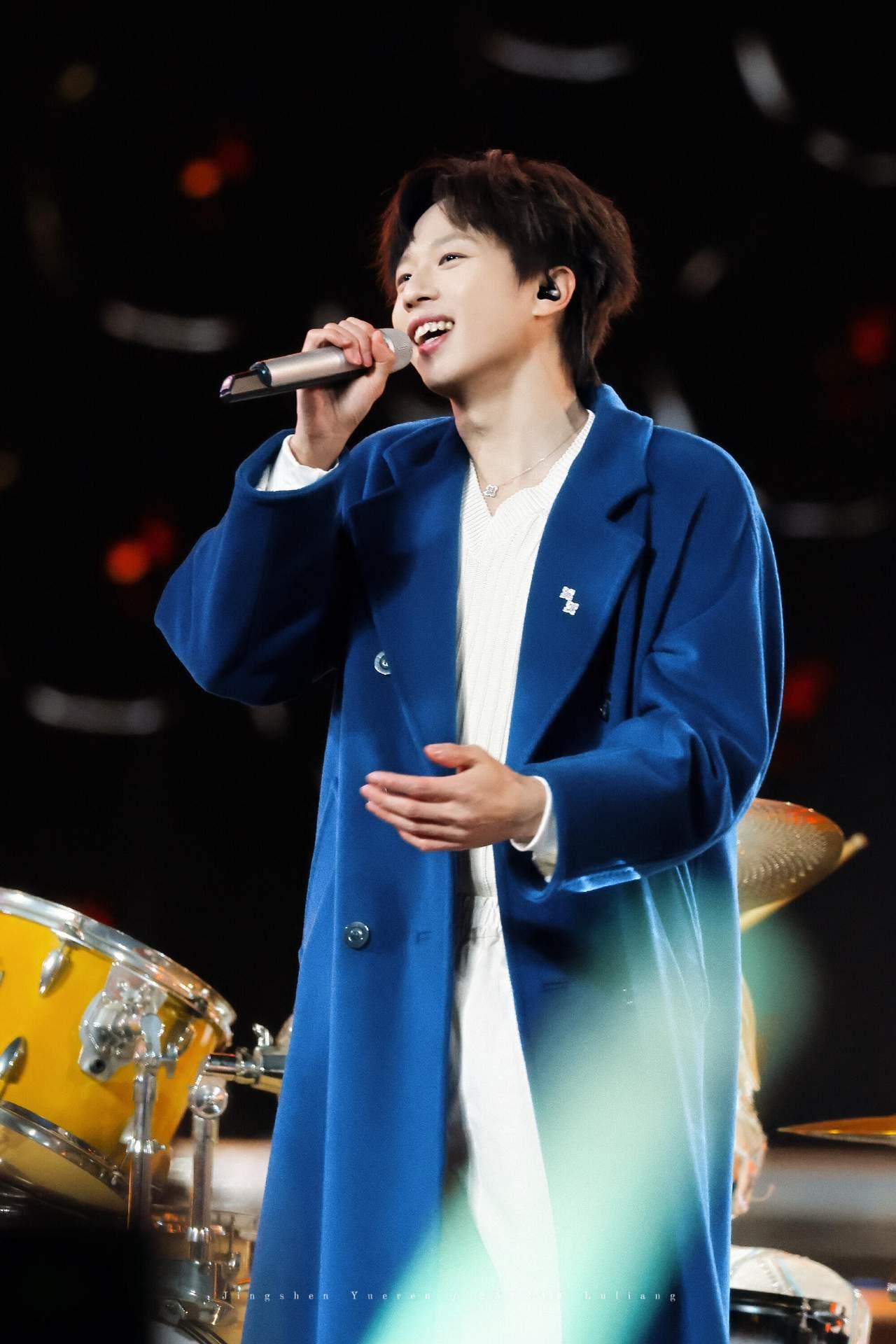 林高远，上央视元旦晚会了，太帅了标志性的发型，高挑的身姿，蓝色的风衣，运动员独