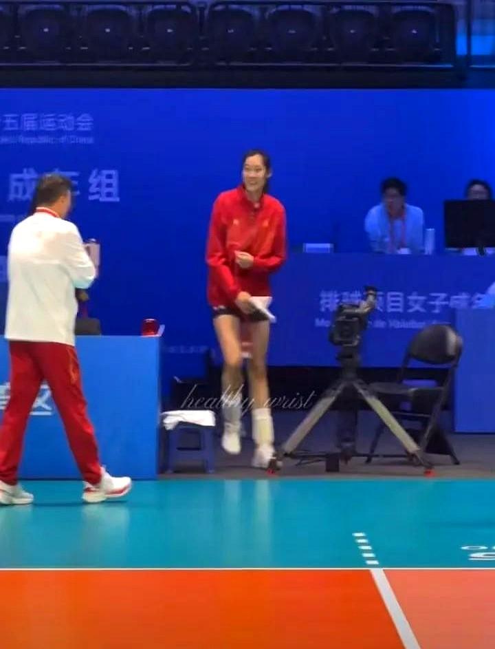 朱婷在全运会上的表现，可能暗示她重返国家队已近在咫尺。这是个不容忽视的信号。