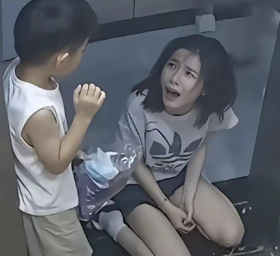 仙桃电梯这事刷屏了！宝妈被打翻在地，评论区却一片叫好！先问一句：自己孩子挡电