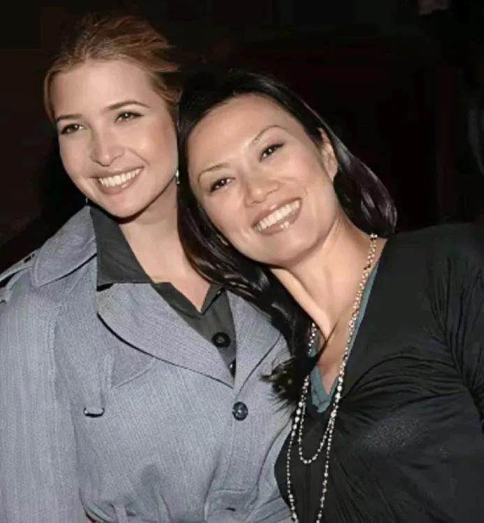 邓文迪的情商实在高，与人合影也会做到表情神同步。她是伊万卡的好闺蜜兼大媒人，交