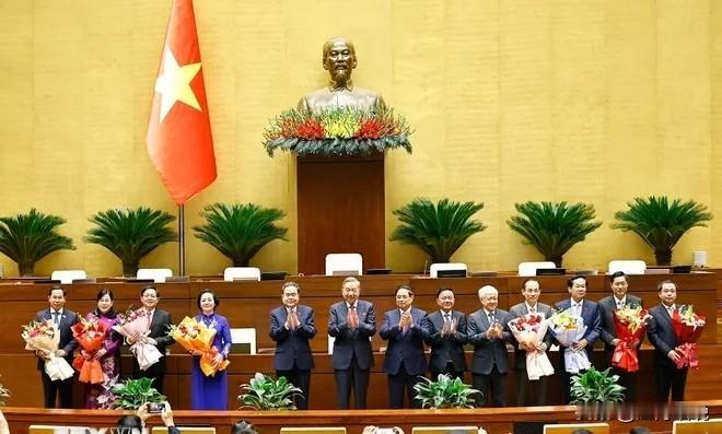 越南政府领导层全新亮相，新增选2位副总理，以范明政为首的1正9副新架构形成。