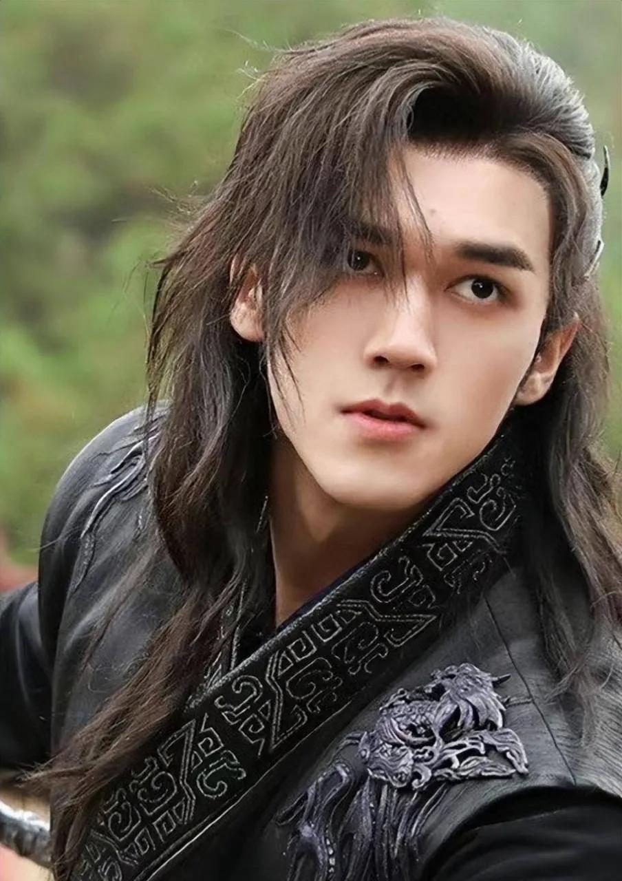 都快忘了陈牧驰这个名字了，居然真的是《封神》的陈牧驰，官宣结婚生子，一下子吃瓜群