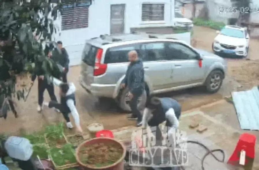 “我说话大声了点，就被邻居4人拿铁棍打进医院？”湖南永州这起纠纷你怎么看？过