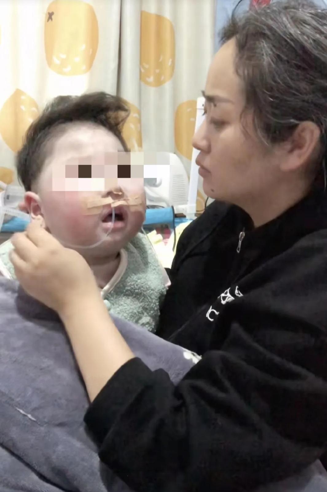 亲吻去世宝宝墓碑的34岁橘宝宝妈妈讲诉,在孩子走的前一晚,梦见孩子和自己告别,梦