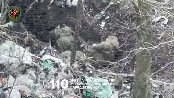 乌军110旅士兵在战壕内击毙两名俄兵乌克兰第110机械化旅公布最新作战视频，在