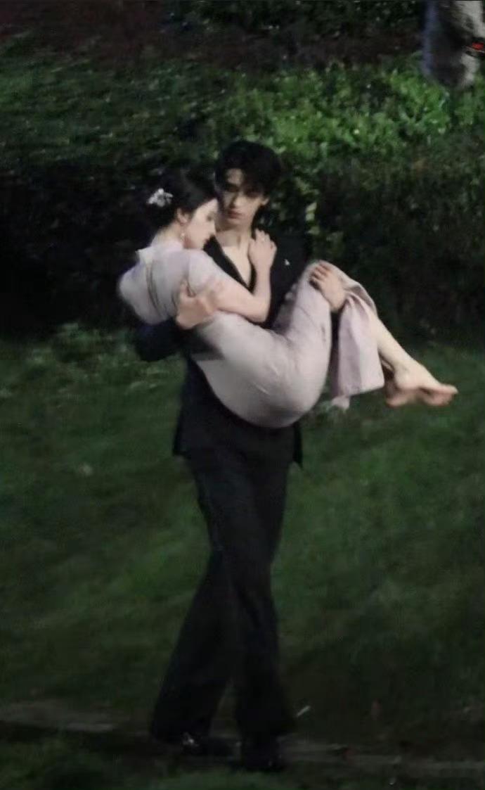 王楚然出水芙蓉般的美这几张图让我对张凌赫身材的高大有了一个具体的认知，然妹子这么