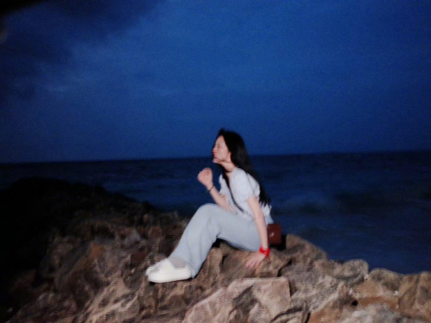 谭松韵海边明信片谭松韵发来海边明信片啦🌊韵量百分百，笑容百分百，开心百分百～