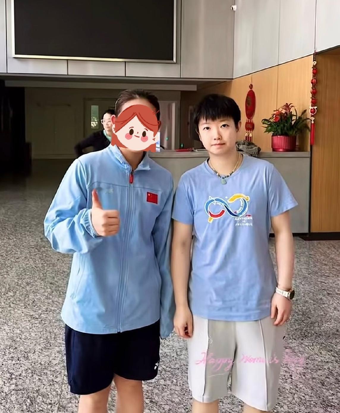 孙颖莎今日体总与人合影曝光！原本还以为是从前的莎莎，但是合影人说是今天在体总拍