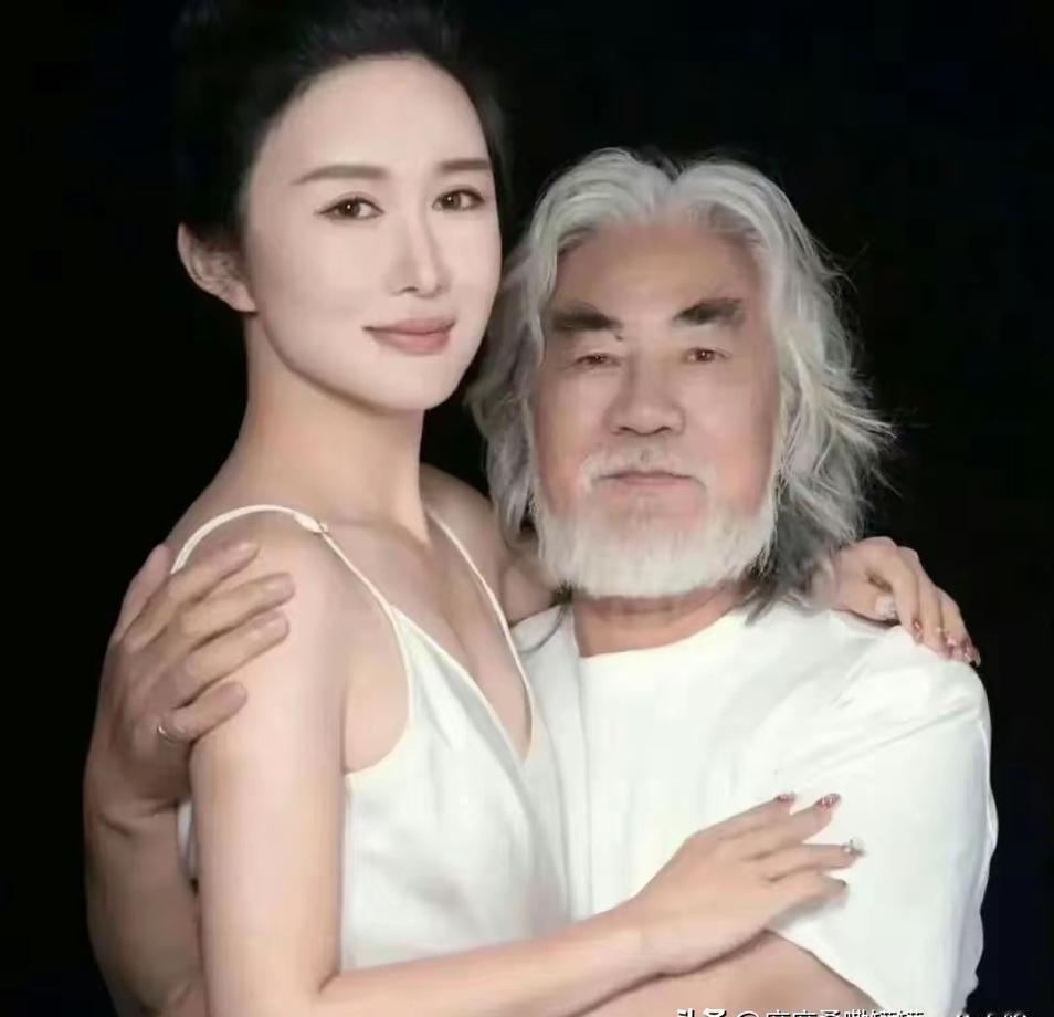 别人设宴在摆拍，张纪中设宴在摆桌。刚揭开蒸笼那刻，白雾裹着陈醋香劈面撞来。八