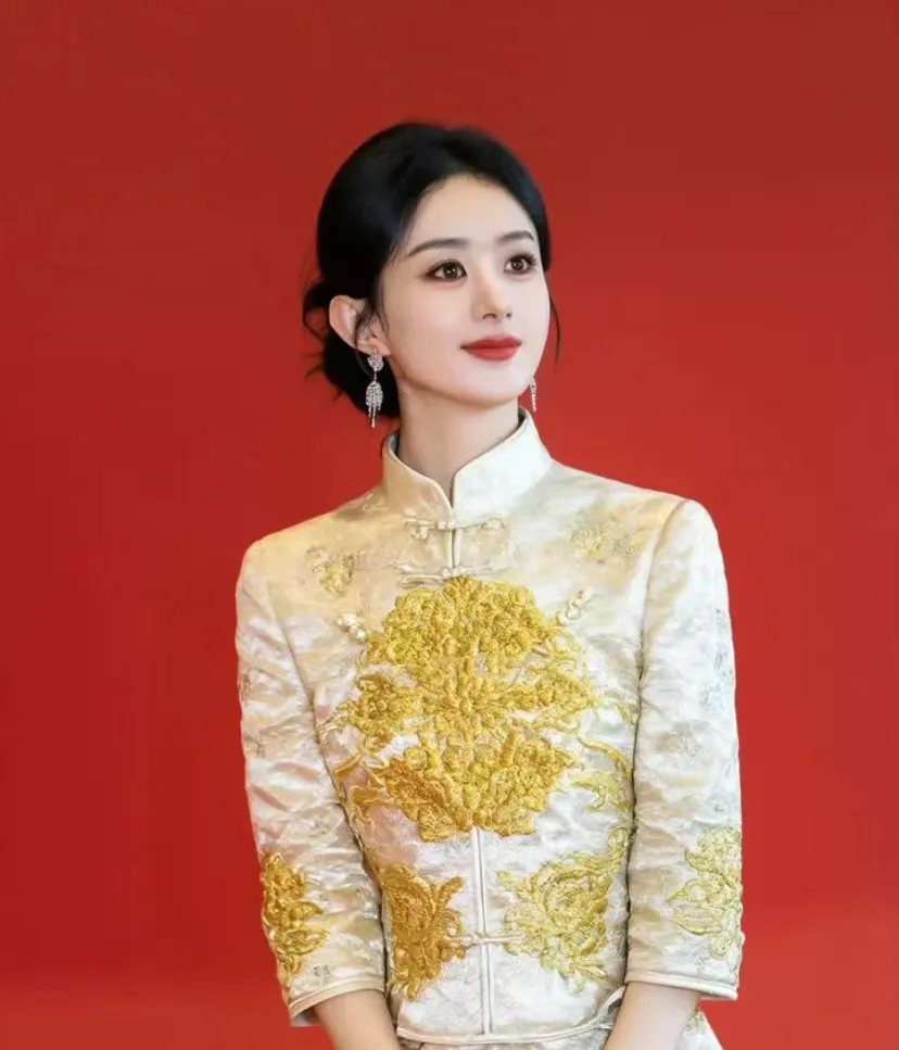 赵丽颖真是个迷，越来越看不懂了，你说她漂亮吧身材比例上长下短，身高偏矮骨架